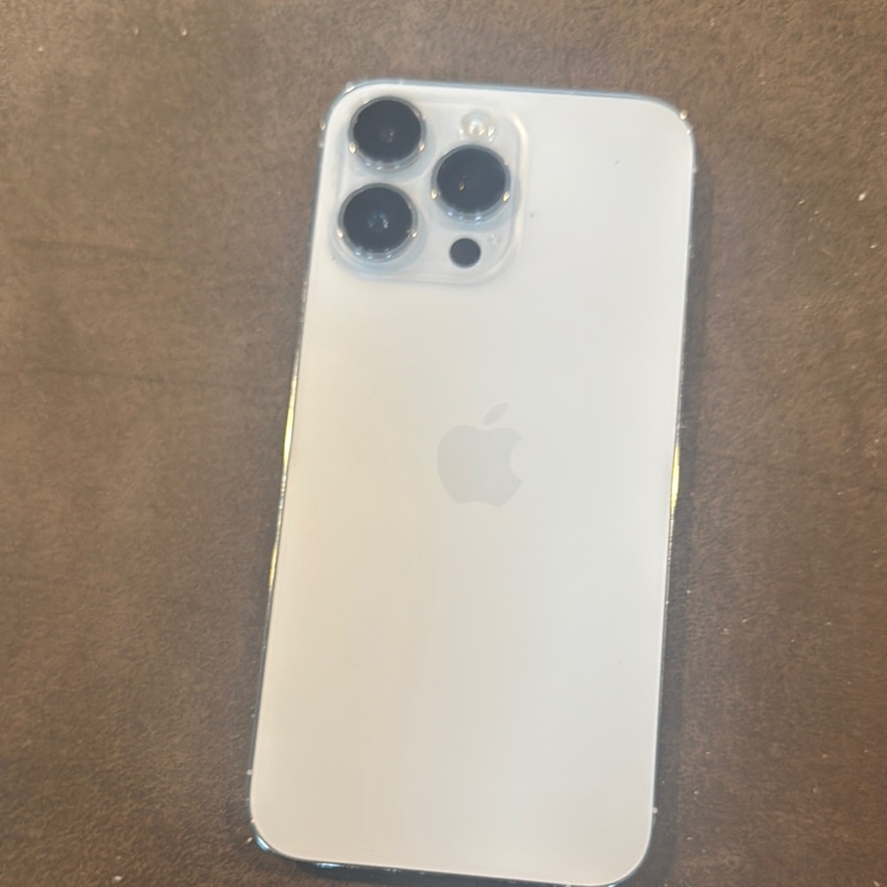 Apple iPhone 14 pro max with clear magsafe case